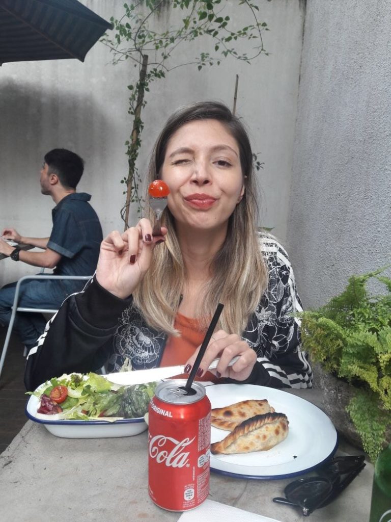 Paula Falcão experimenta empanadas e salada criadas por Paola Carosella