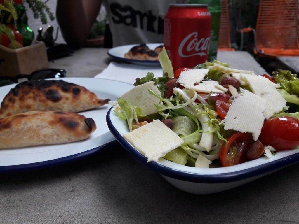 Empanadas e salada de Paola Carosella do Masterchef para o café la Guapa 