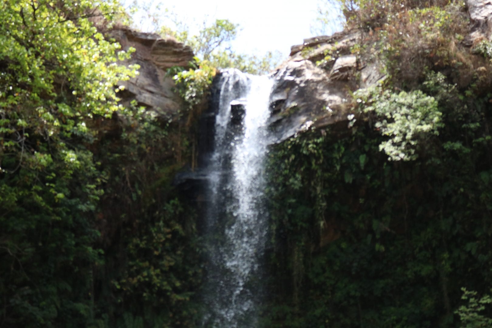 Queda d'água da cachoeira do Abate tem 22 m.  O cenário é belíssimo e a água gelada
