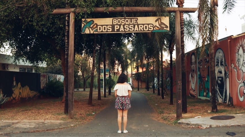 Camila Caetano, do time Aproveite, na entrada do Bosque dos Pássaros, um dos "becos" que encontramos naquele domingo de 2014 | Foto:  Carla Falcão