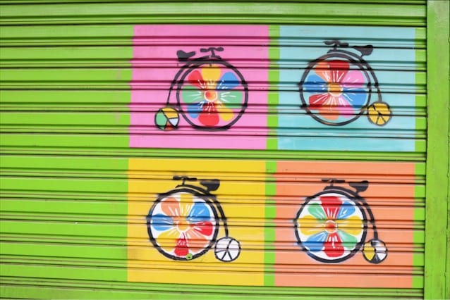 Uma das portas com grafites da Avenida Goiás, no Centro, em Goiânia 
