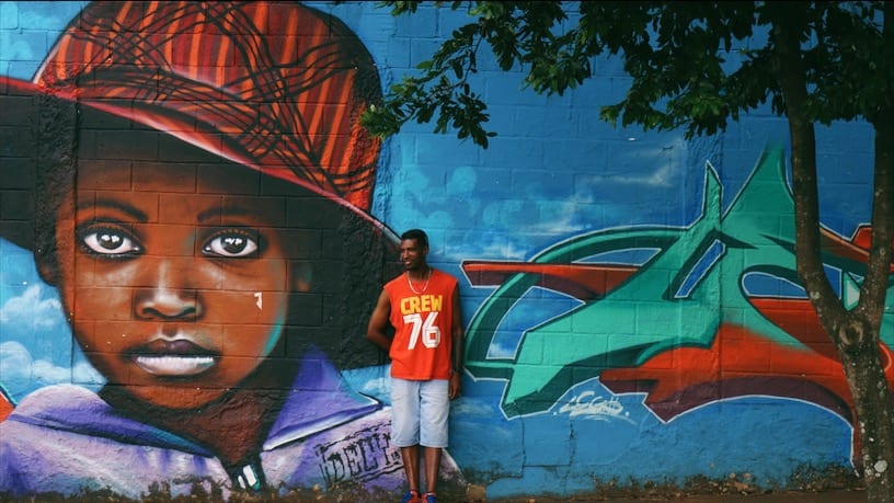 Decy e um de seus personagens retratados em um grafite, no Setor Universitário, em Goiânia |  Foto: Carla Falcão