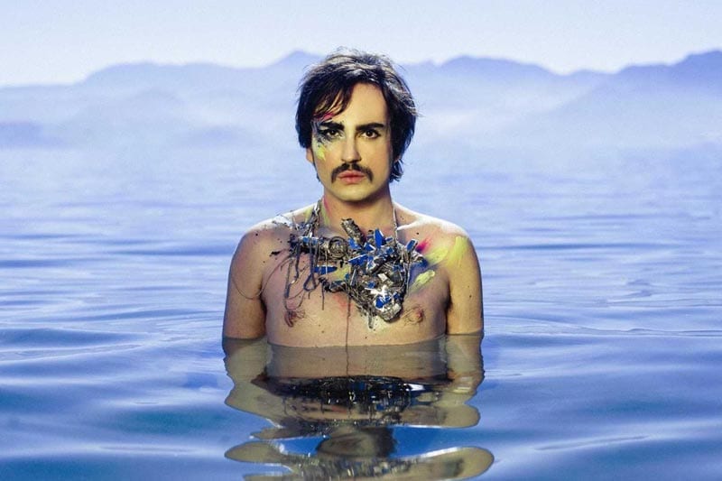 Cantor pernambucano Johnny Hooker se apresenta em Goiânia, neste sábado (18/05)