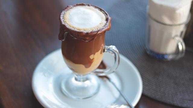 Cappuccino avelã da Berries & Brown é uma das indicações do roteiro de Café e Arte no Setor Oeste