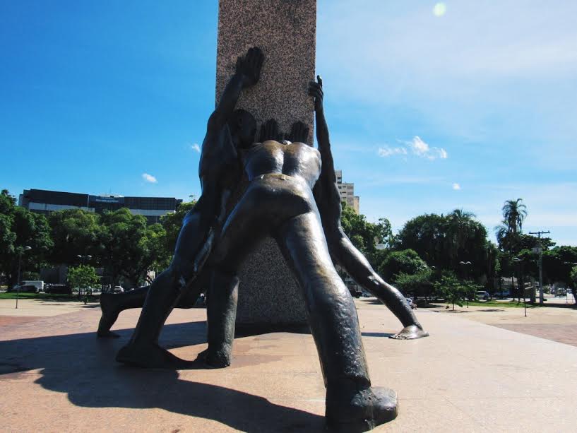 Monumento das Três Raças na Praça Cívica em Goiânia