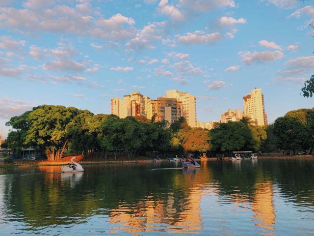 Pedalinhos e vista do Parque Lago das Rosas, em Goiânia