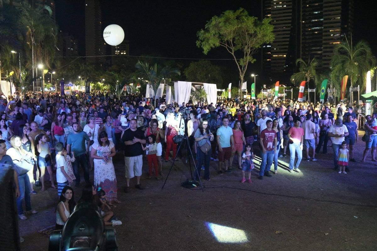 Público assiste a show durante Festa das Nações, no Parque Flamboyant