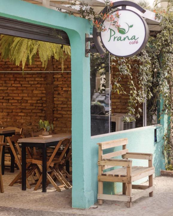 Prana Café no Setor Bueno tem aulas de yoga, serve almoços e é pet friendly 
