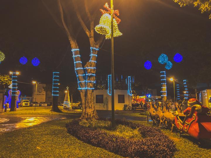 Praça Joaquim Lúcio no bairro de Campinas recebeu iluminação e esculturas de garrafa pet