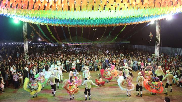 Arraiá drive-thru: paróquia em Goiânia prepara festa junina diferente