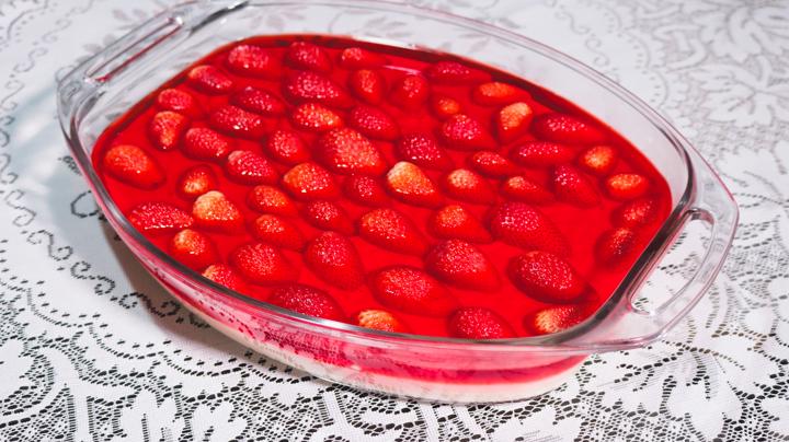 Como fazer uma maravilhosa torta de morango com gelatina servida na travessa
