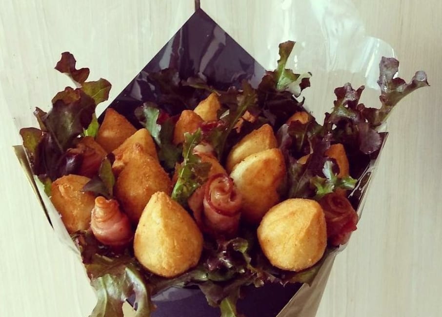 Buquê de coxinhas fritas com bacon do Hamí Arranjos Comestíveis