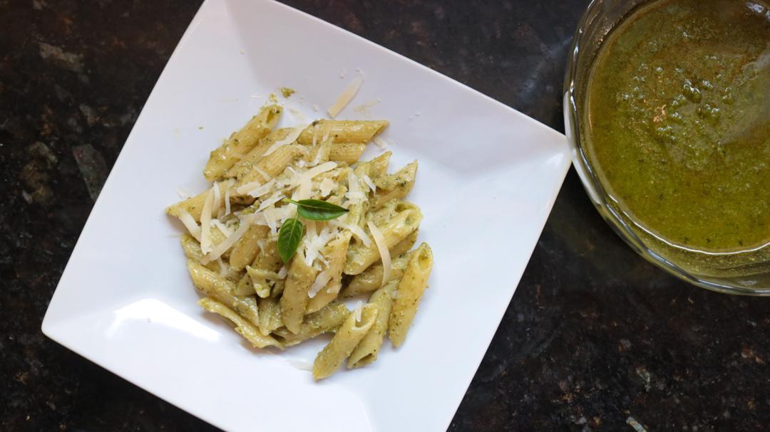 Macarrão com molho pesto de manjericão: receita fácil e sofisticada