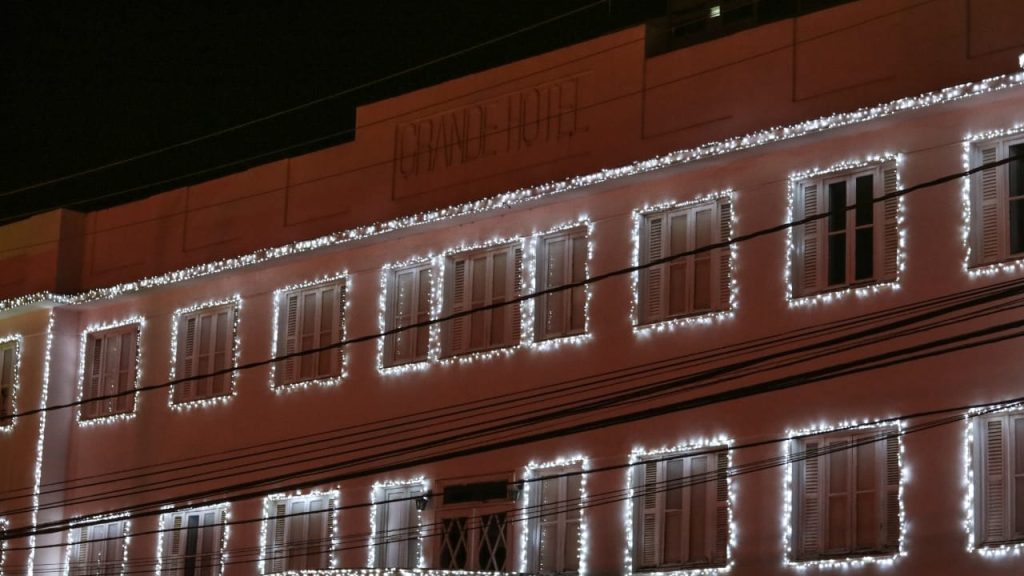 Grande Hotel com Iluminação de natalina