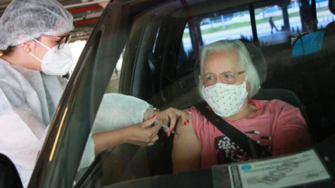 Vacinação em Goiânia é ampliada para idosos de 77 anos