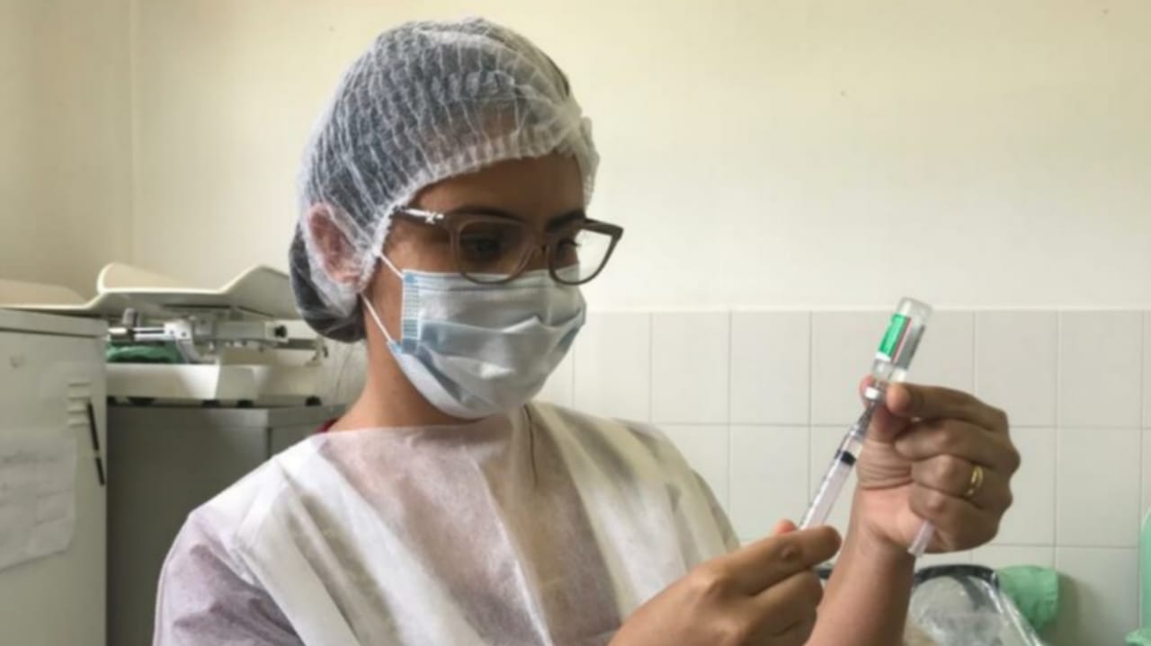 Idosos a partir de 75 anos recebem segunda dose da vacina em Goiânia