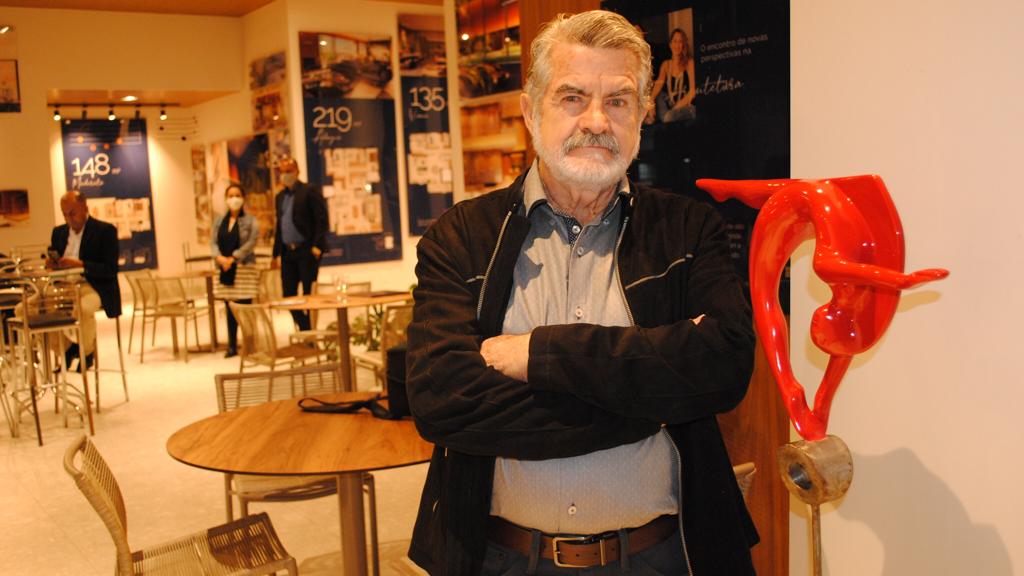 Artista plástico Adélio Sarro faz exposição individual no Setor Oeste