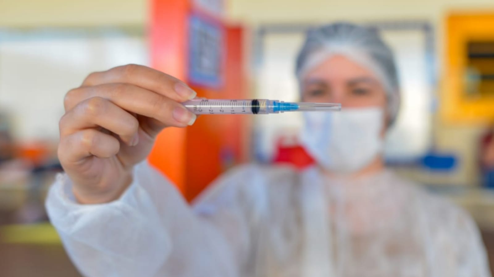 Goiânia inicia 3ª dose para idosos e 1ª para adolescentes de 17 anos