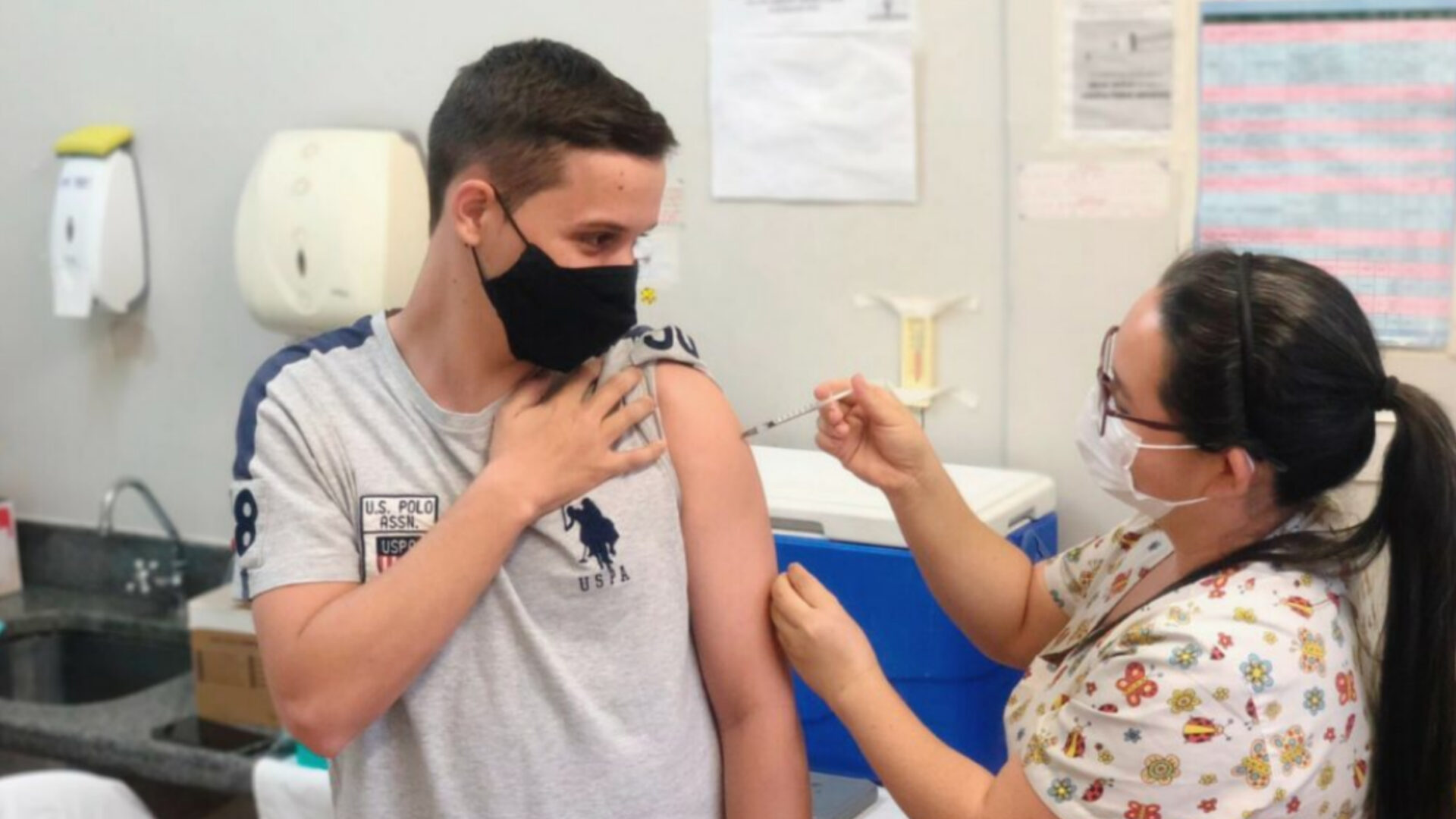 Goiânia inicia vacinação adolescentes a partir de 15 anos