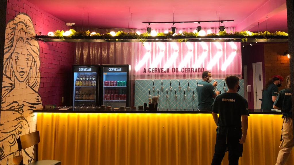 Bar em Goiânia oferece chope grátis para quem comprovar vacinação