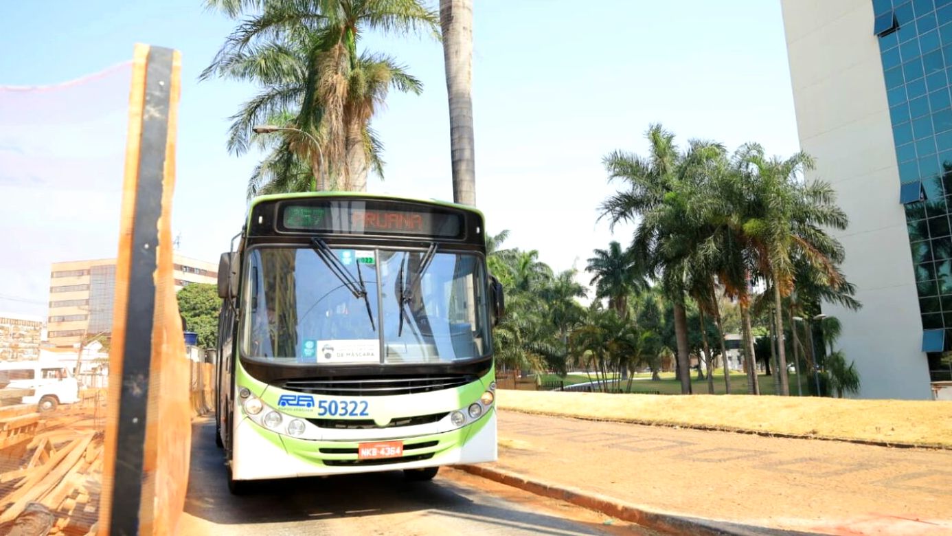 Anel interno da Praça Cívica, em Goiânia, é liberado para ônibus