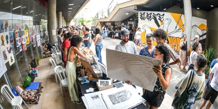 Feira e-cêntrica 2024 reúne publicadores e artistas de 5 estados e do DF