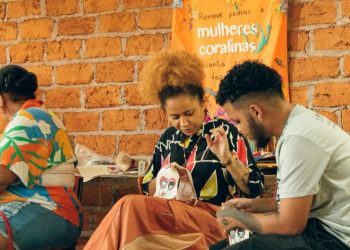 Casamento de Ronaldo Fraga celebra amor, juventude LGBTQIA+ e saberes ancestrais na cidade de Goiás