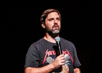 Fábio Rabin apresenta o stand-up comedy "Ladeira Abaixo" no Teatro Goiânia