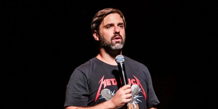 Fábio Rabin apresenta o stand-up comedy "Ladeira Abaixo" no Teatro Goiânia