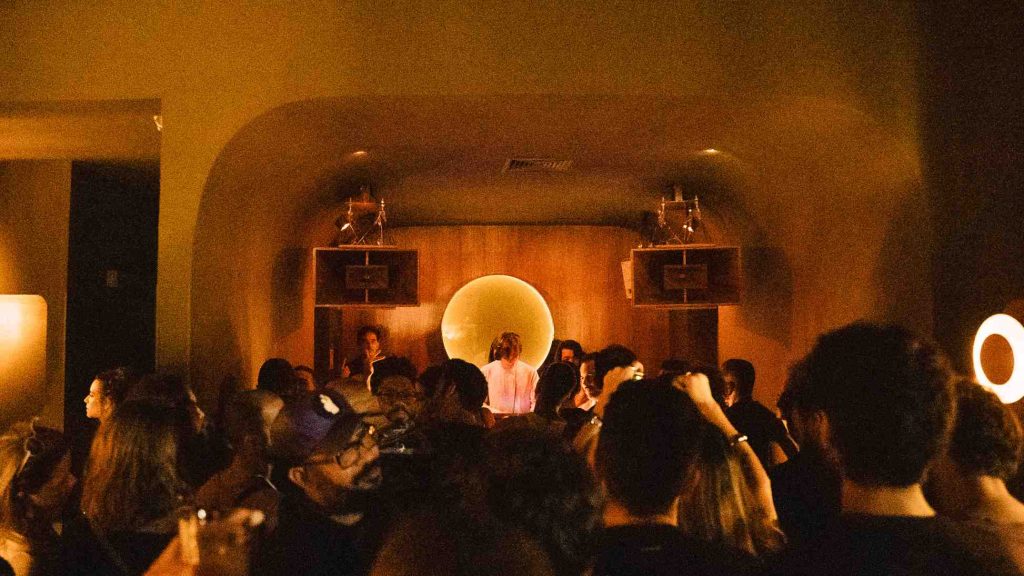 Listening bars e um convite à nova cultura da escuta no Brasil
