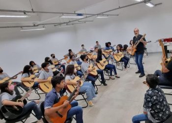 Governo de Goiás oferece 624 vagas gratuitas em cursos de teatro e violão em nove cidades