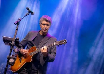 Leoni faz show gratuito no Cine Teatro São Joaquim, na cidade de Goiás