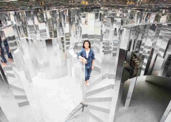 Exposição “Sou o Outro do Outro”, de Es Devlin, chega à Casa Bradesco em São Paulo