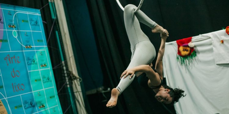 Cia Corpo na Contramão encerra projeto Todos os Sentidos com Sarau na Lua