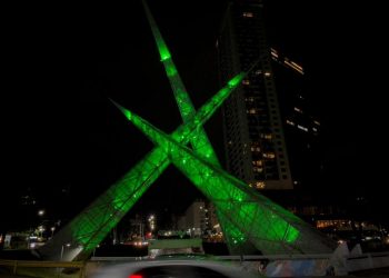 Goiânia entra no circuito global do Dia de São Patrício e ilumina viaduto de verde