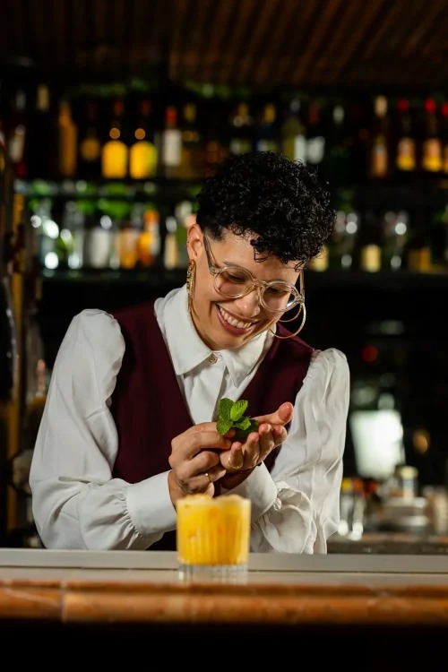 Coquetelaria autoral em São Paulo: como bartenders mulheres estão reinventando os drinques da cidade