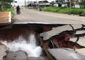 Adutora se rompe após forte chuva e bairros ficam sem água, em Goiânia