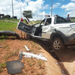 Após bater em caminhão, carro capota e passageiro morre, em Goiânia