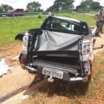 Após bater em caminhão, carro capota e passageiro morre, em Goiânia