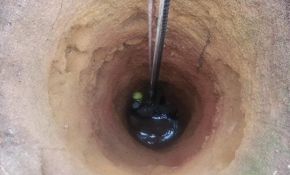 Bombeiros resgatam bovino que caiu em cisterna, em São Miguel