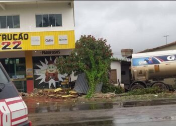 Caminhão com combustível provoca acidente e bate em carros e muro, em Itaberaí