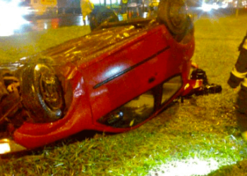 Carro capota em Valparaíso de Goiás após roda chocar com meio-fio
