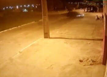 Carro desgovernado atropela crianças em calçada, em Senador Canedo