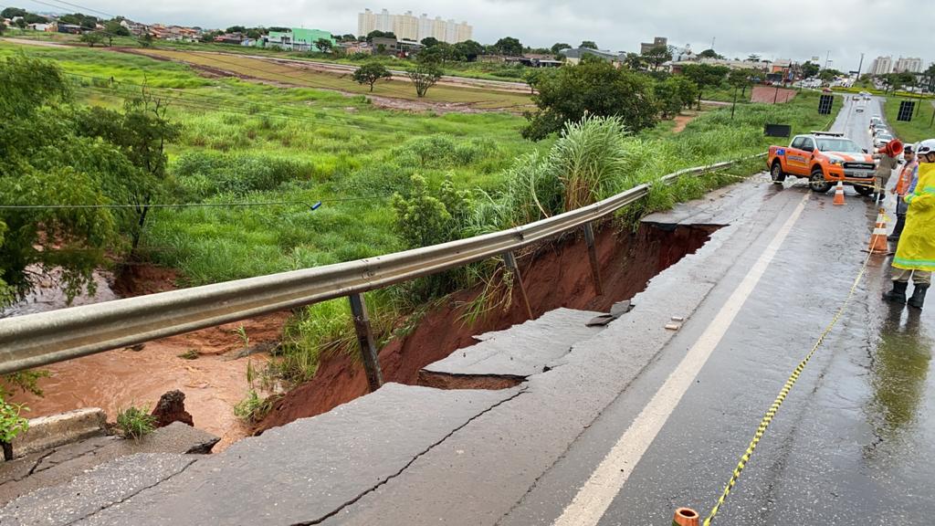 Com risco de desabamento, trecho da GO-070 é interditado, em Goiânia