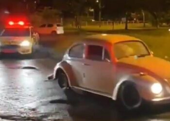 Com tornozeleira, homem foge após atropelar idosa com fusca, em Goiânia