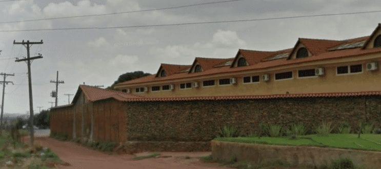 Diversão de grupo em motel de Goianésia termina com mulheres presas no banheiro