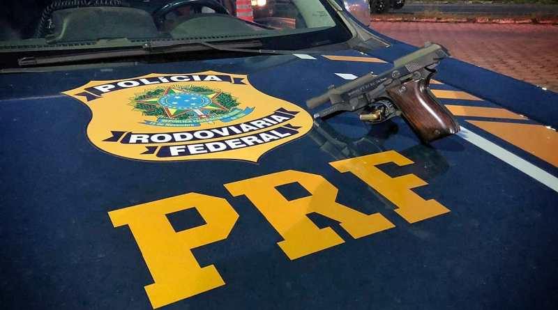 Empresário é preso por porte ilegal de arma na BR-020, em Planaltina