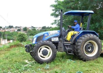 Força-tarefa de roçagem de lotes baldios e áreas públicas de Aparecida será iniciada nesta quinta (9)