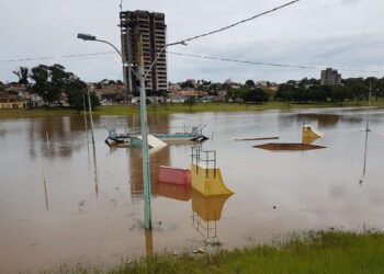 Forte chuva faz represa transbordar e moradores ficam ilhados, em Catalão