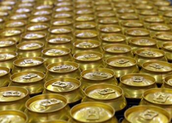 Funcionário é flagrado escondendo bebidas furtadas em sacos de lixo, em Rio Verde